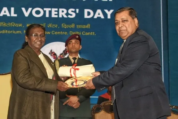 Bhuvnesh Jain, Deputy Editor, receiving the award from President Droupadi Murmu